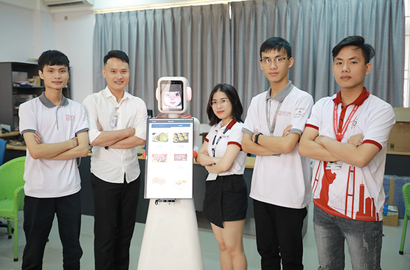 Nhóm nghiên cứu AI của ĐH Duy Tân chế tạo robot phục vụ
